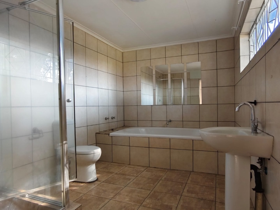 To Let 4 Bedroom Property for Rent in Hartbeesfontein North West